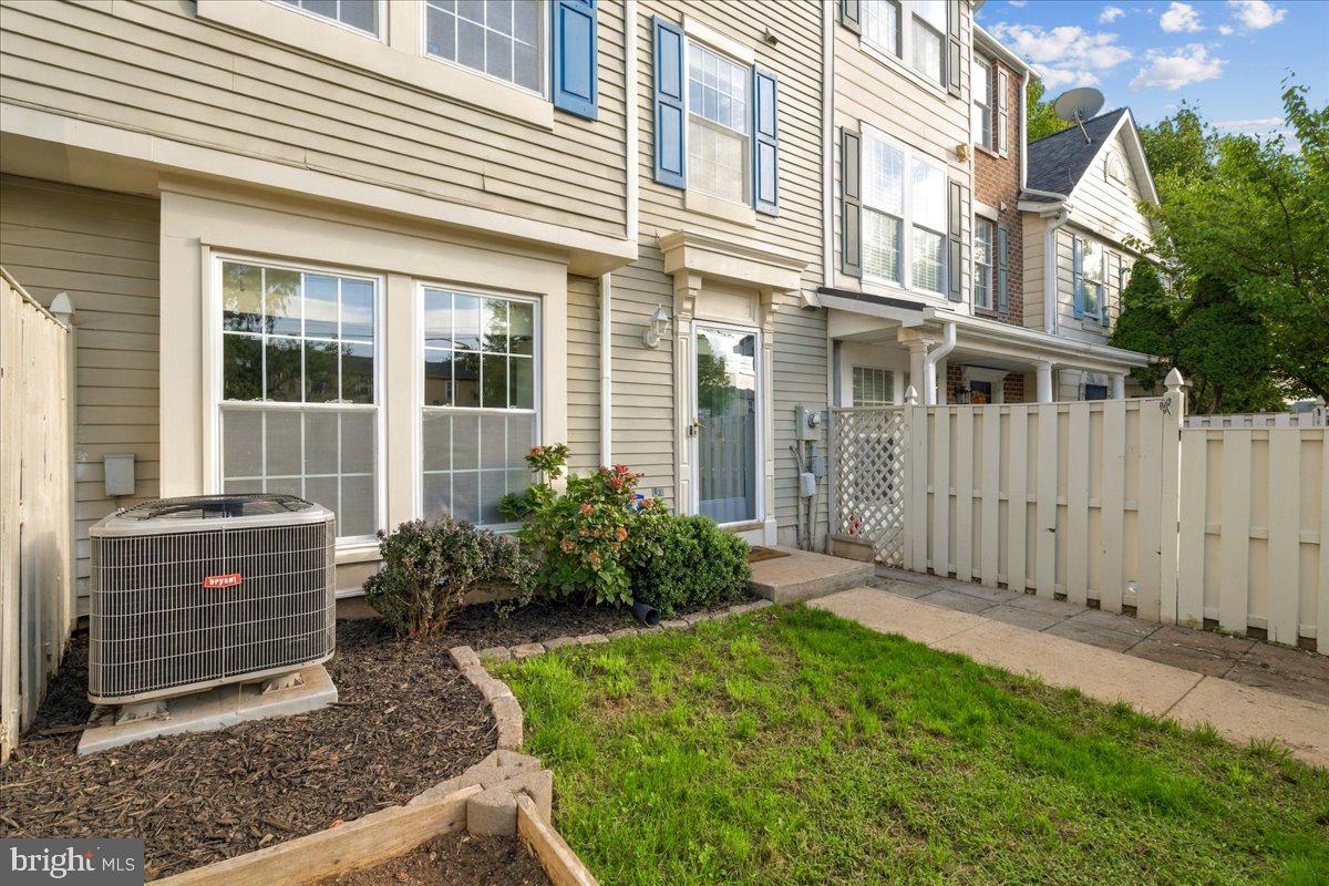 594 HOLLYBERRY WAY