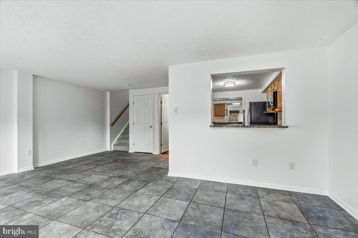 594 HOLLYBERRY WAY