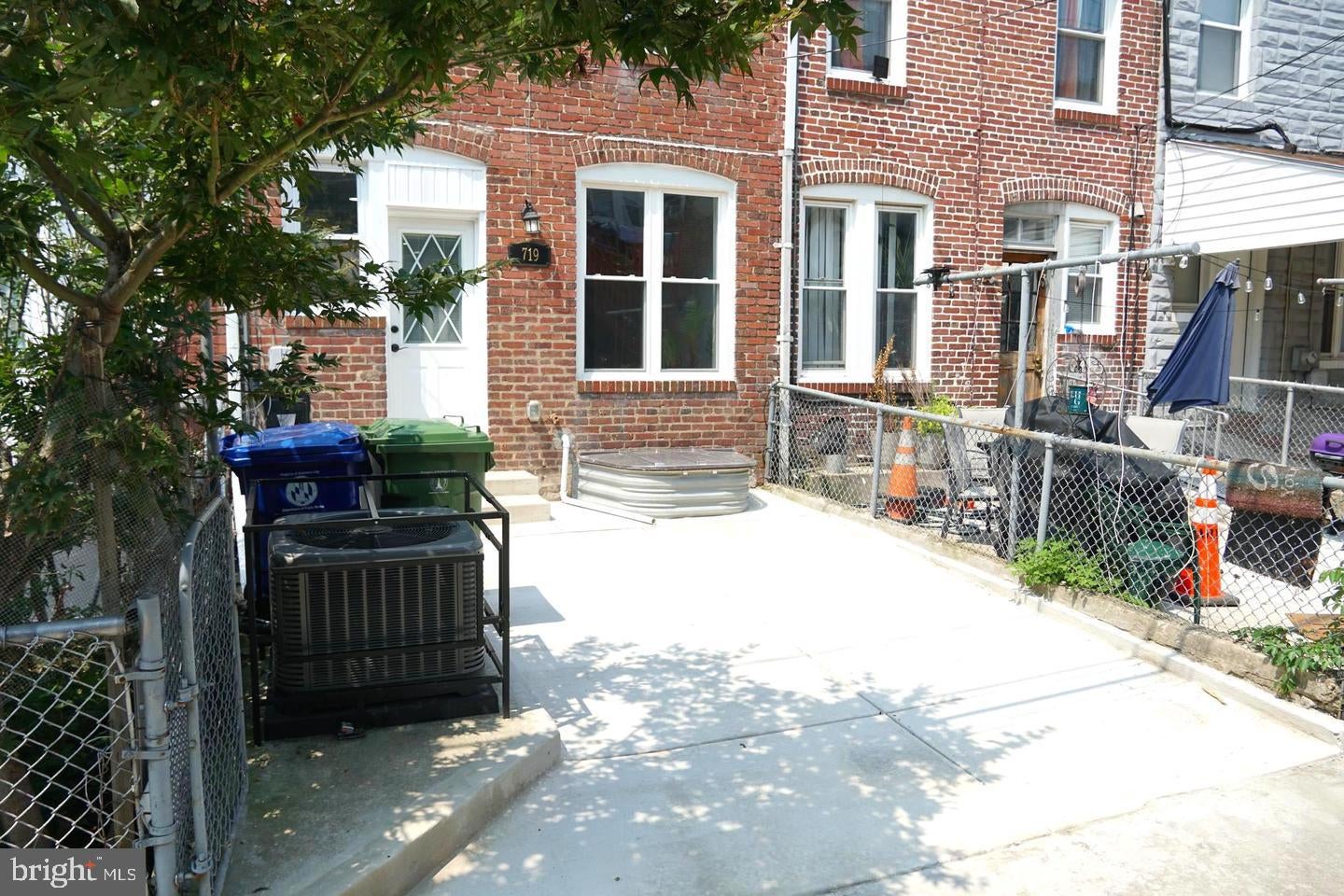 719 OLDHAM STREET