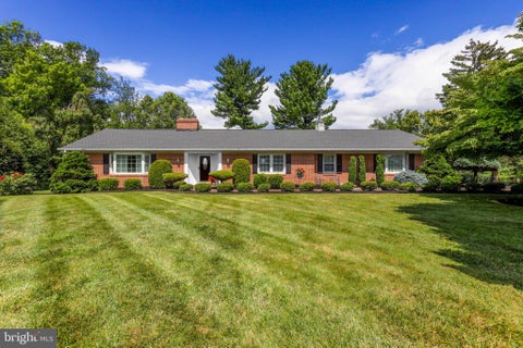 Homes For Sale - 325 Overhill Drive<br/> Franklin County, CHAMBERSBURG, PA 17202