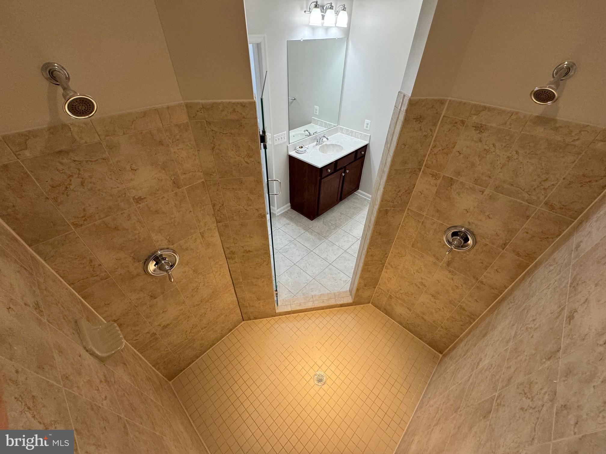 RESIDENCES AT DULLES PRK - Residential Lease