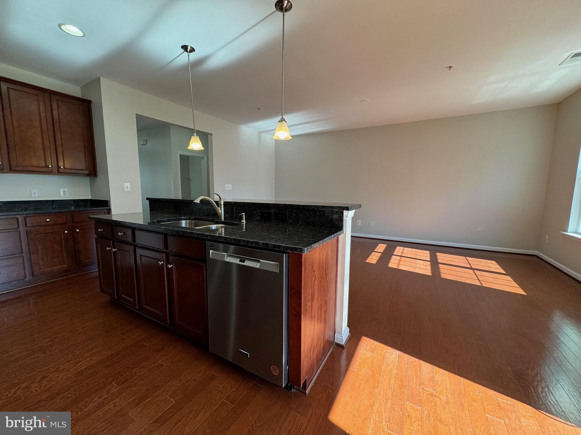 RESIDENCES AT DULLES PRK - Residential Lease