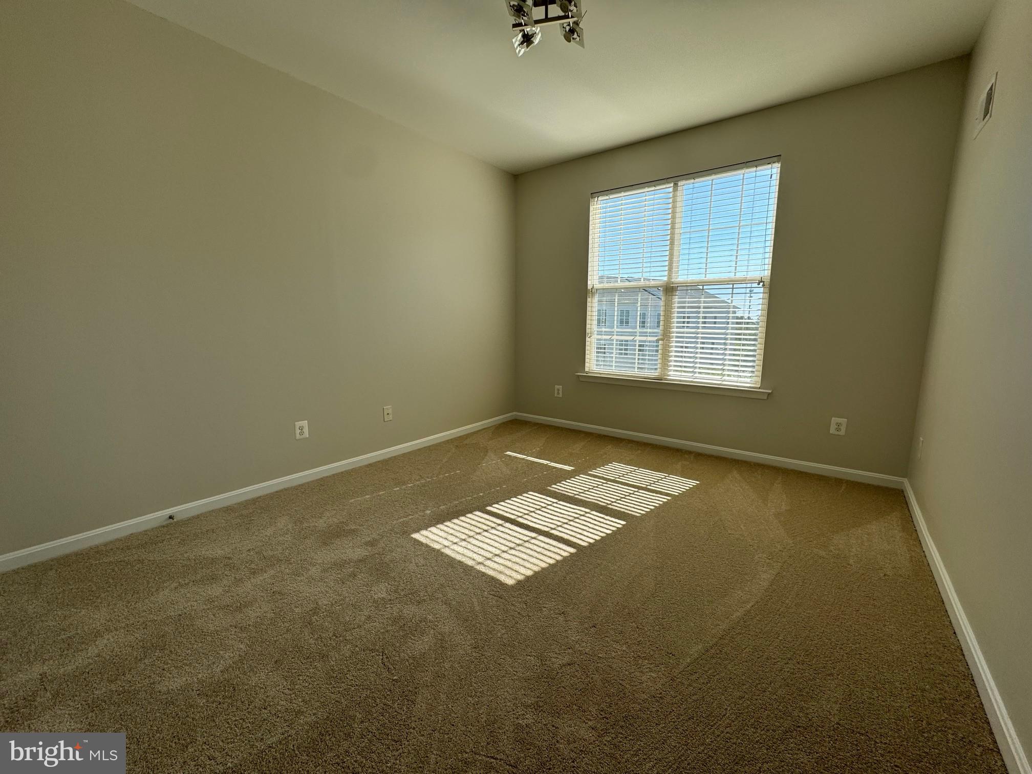 RESIDENCES AT DULLES PRK - Residential Lease