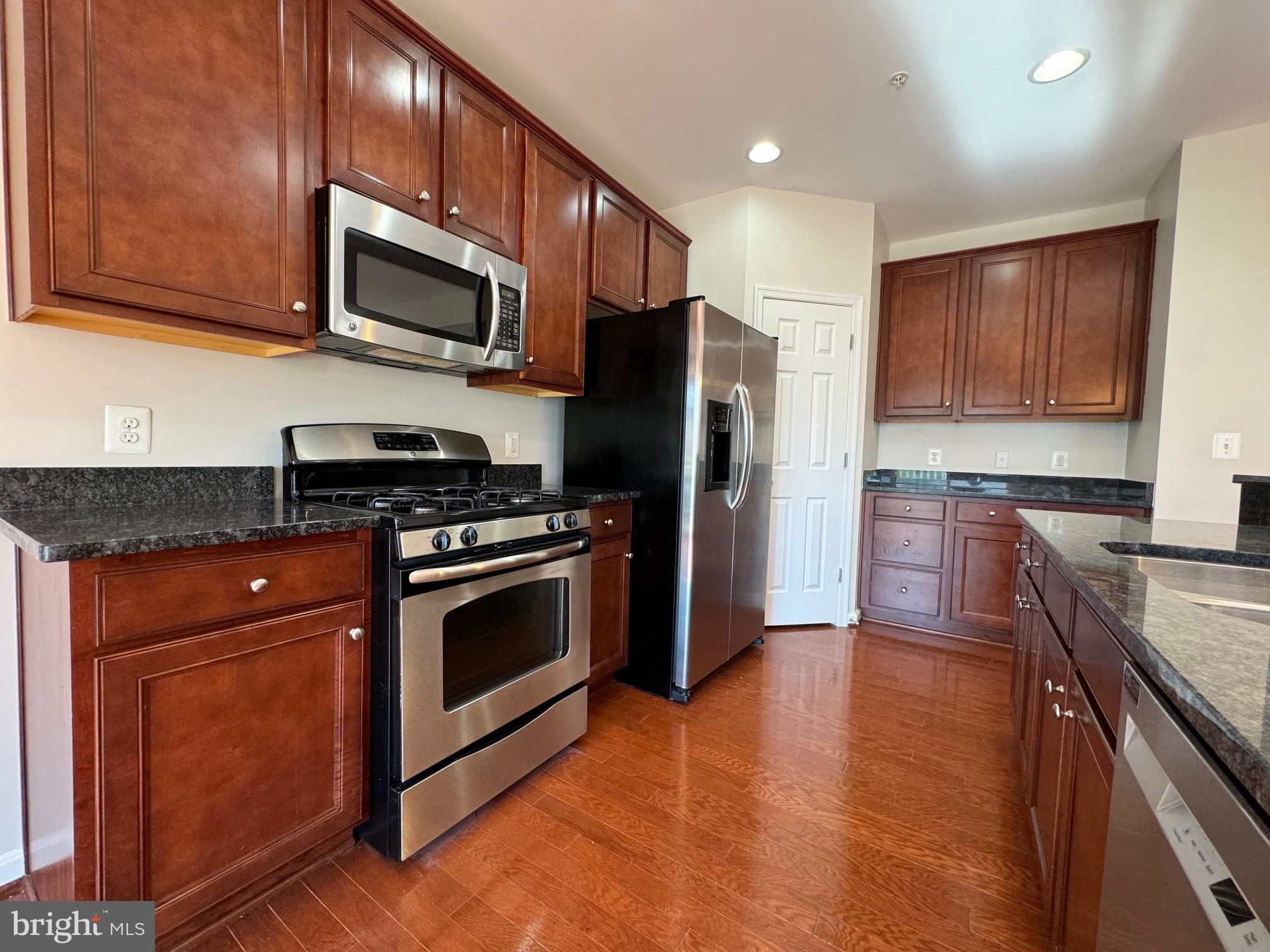 RESIDENCES AT DULLES PRK - Residential Lease