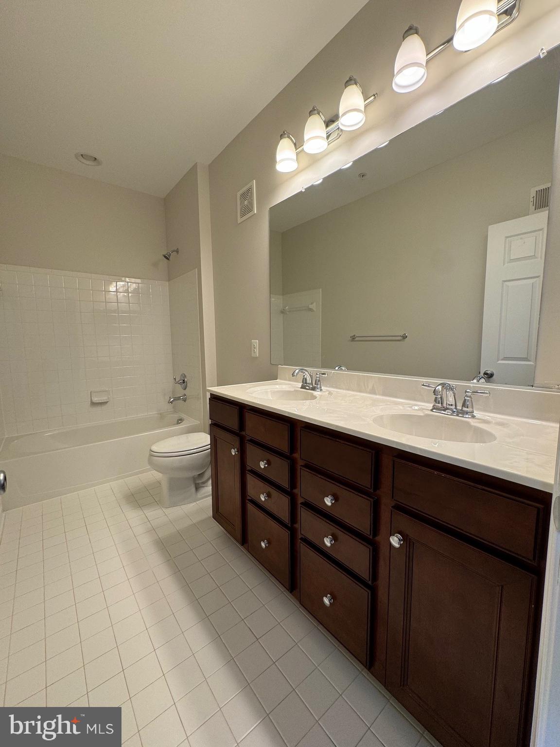 RESIDENCES AT DULLES PRK - Residential Lease