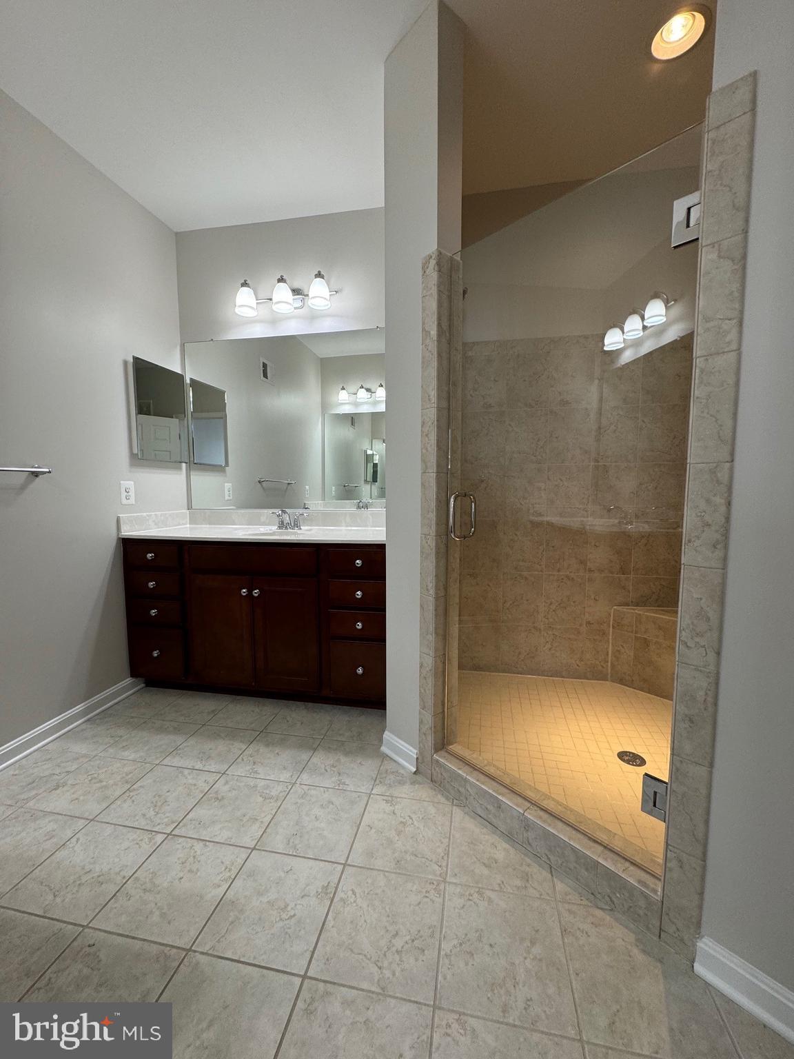 RESIDENCES AT DULLES PRK - Residential Lease