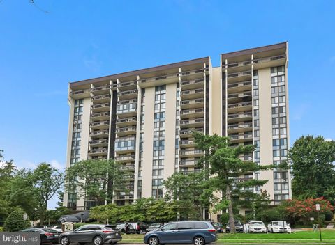 Photo of 5300 Holmes Run Parkway #815, ALEXANDRIA, VA 22304 (MLS # VAAX2060554)