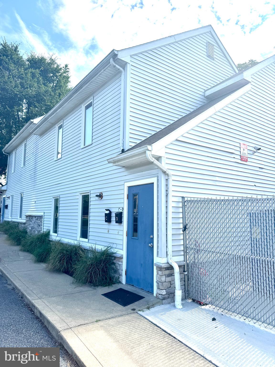 For Lease – Just Refurbished 1‑Bedroom Apartment – Prime Salisbury Location!
Move‑in ready and updated, this first‑floor 1‑bedroom apartment offers stylish comfort and unbeatable convenience. Recently refurbished, the apartment features brand‑new carpet and LVP flooring, granite kitchen countertops, and stainless steel appliances including a refrigerator, range, microwave, and in‑unit washer/dryer stack.
Enjoy the ease of ground‑level living in a well‑maintained community just minutes from Salisbury University and Tidal Health—perfect for students, medical professionals, or anyone seeking a central location.
Rent includes:
✅ Trash removal
✅ Water & sewer
Tenant pays:
âš¡ Electric
Don’t miss this opportunity for a modern, low‑maintenance apartment in Salisbury! Schedule a showing today.