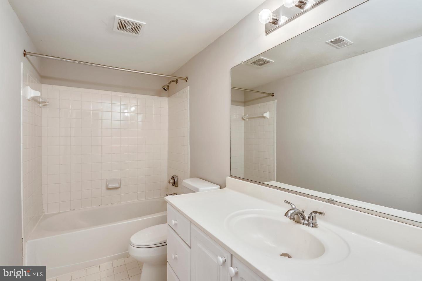 WILLOWS OF POTOMAC - Residential Lease