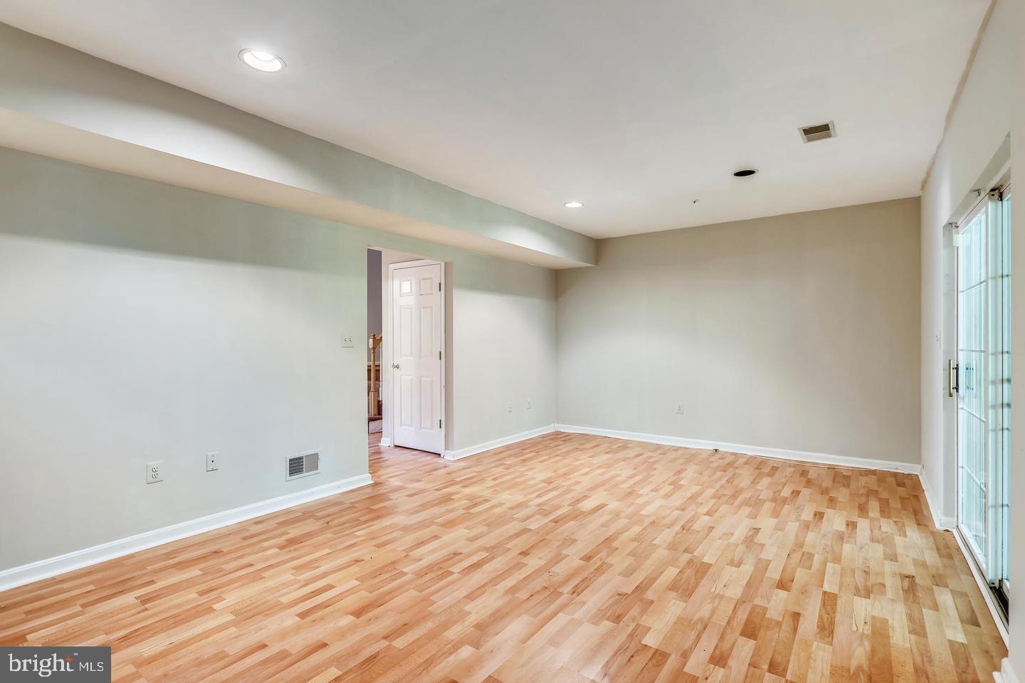 WILLOWS OF POTOMAC - Residential Lease