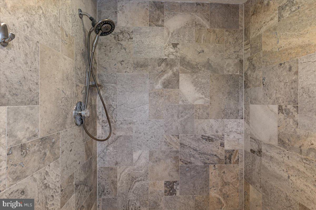 SADDLE CREEK - Residential