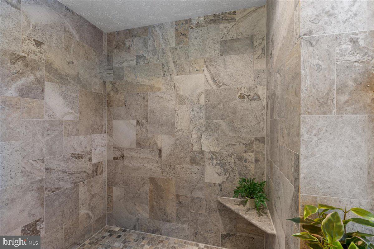 SADDLE CREEK - Residential