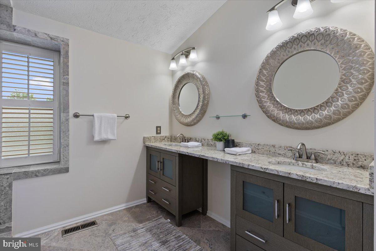 SADDLE CREEK - Residential