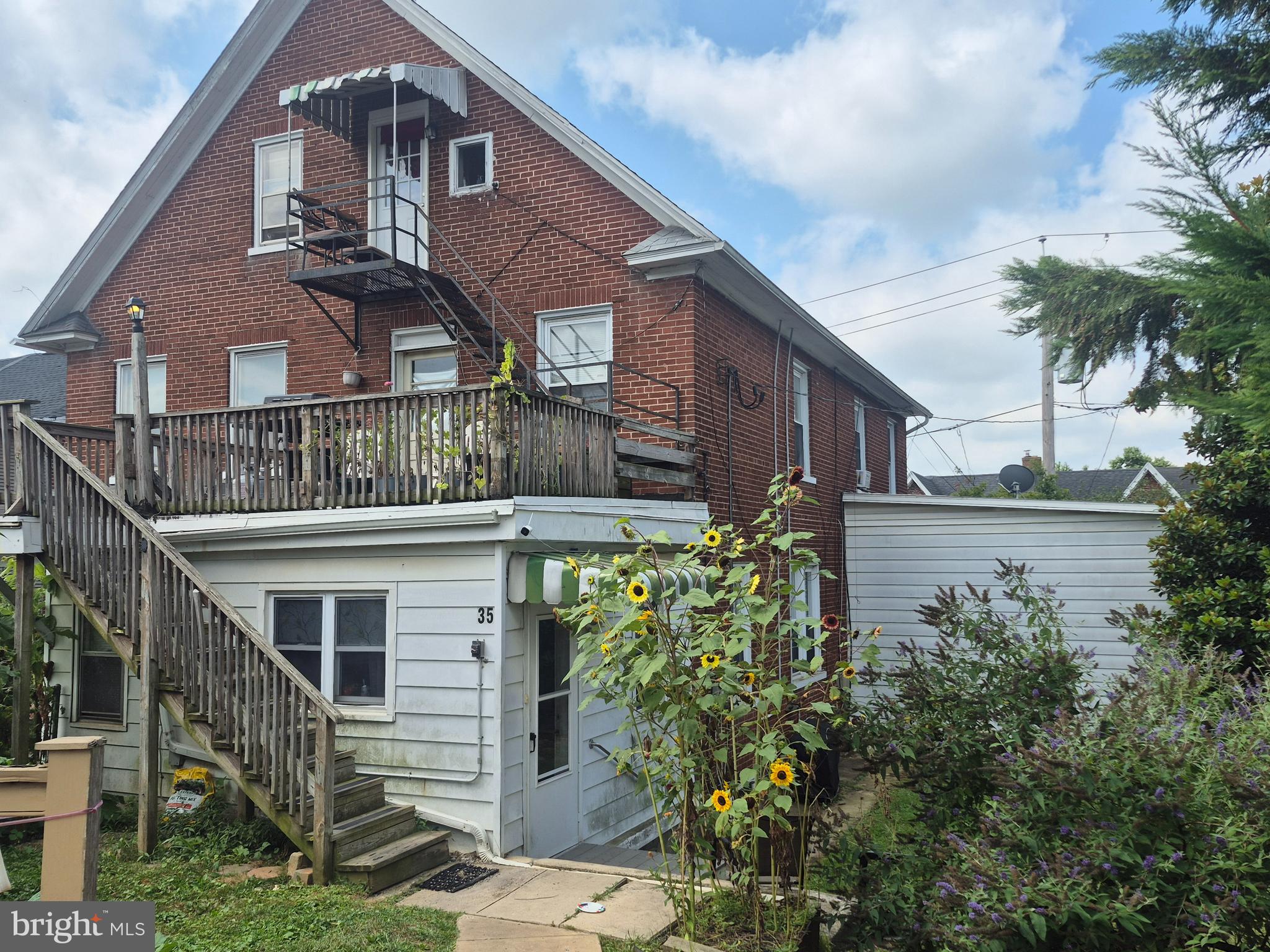 Main image without alt text