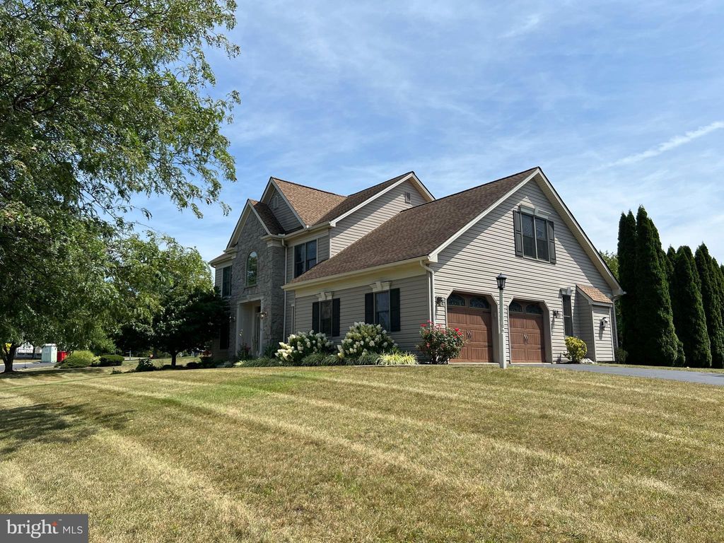 Photo of 10 Crimson Lane, Lititz, PA 17543 (MLS # PALA2039726)