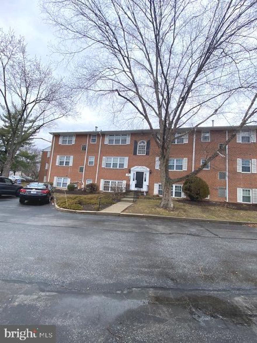 Nice mid level unit ,  updated kitchen and bathroom, new appliances in kitchen ,  freshly painted and all new carpet. Lots of closet space.