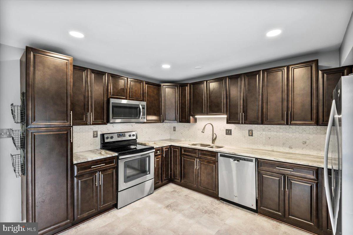 BREEZEWOOD FOREST - Residential Lease