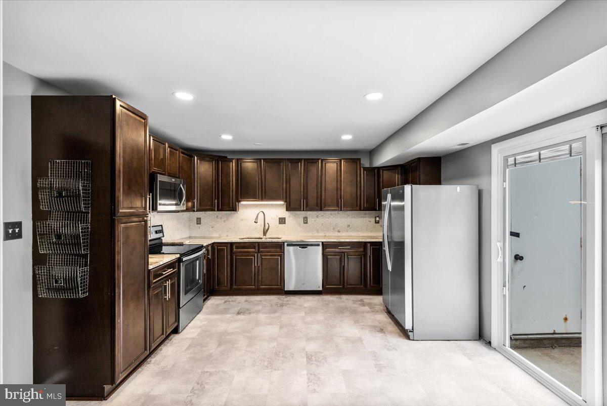 BREEZEWOOD FOREST - Residential Lease