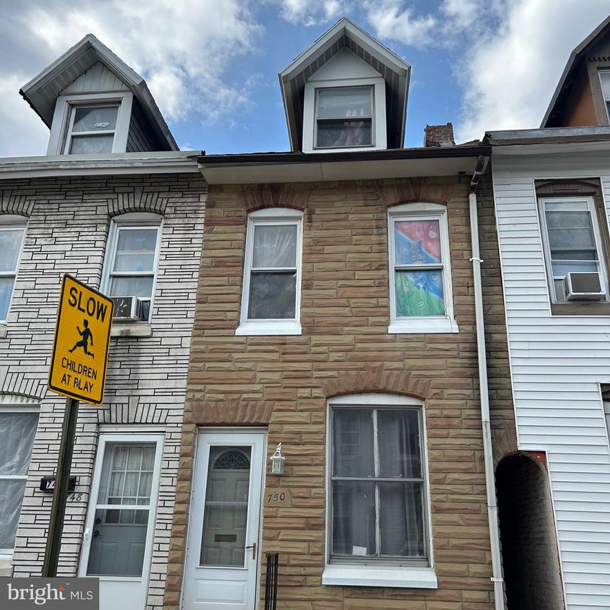 Affordable home in t Reading near Oley St & 8th St Shopping Center, it offers 3 Bedrooms and 1 Bath. Low taxes! and it has a park close to the home for the family to enjoy.