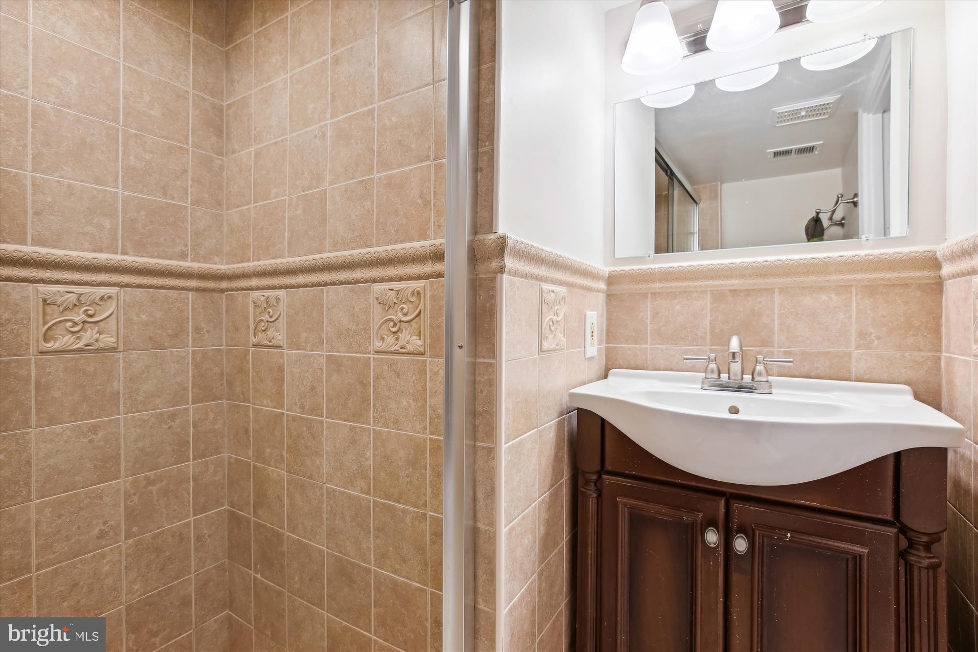 ROCKSHIRE TOWNHOMES - Residential Lease