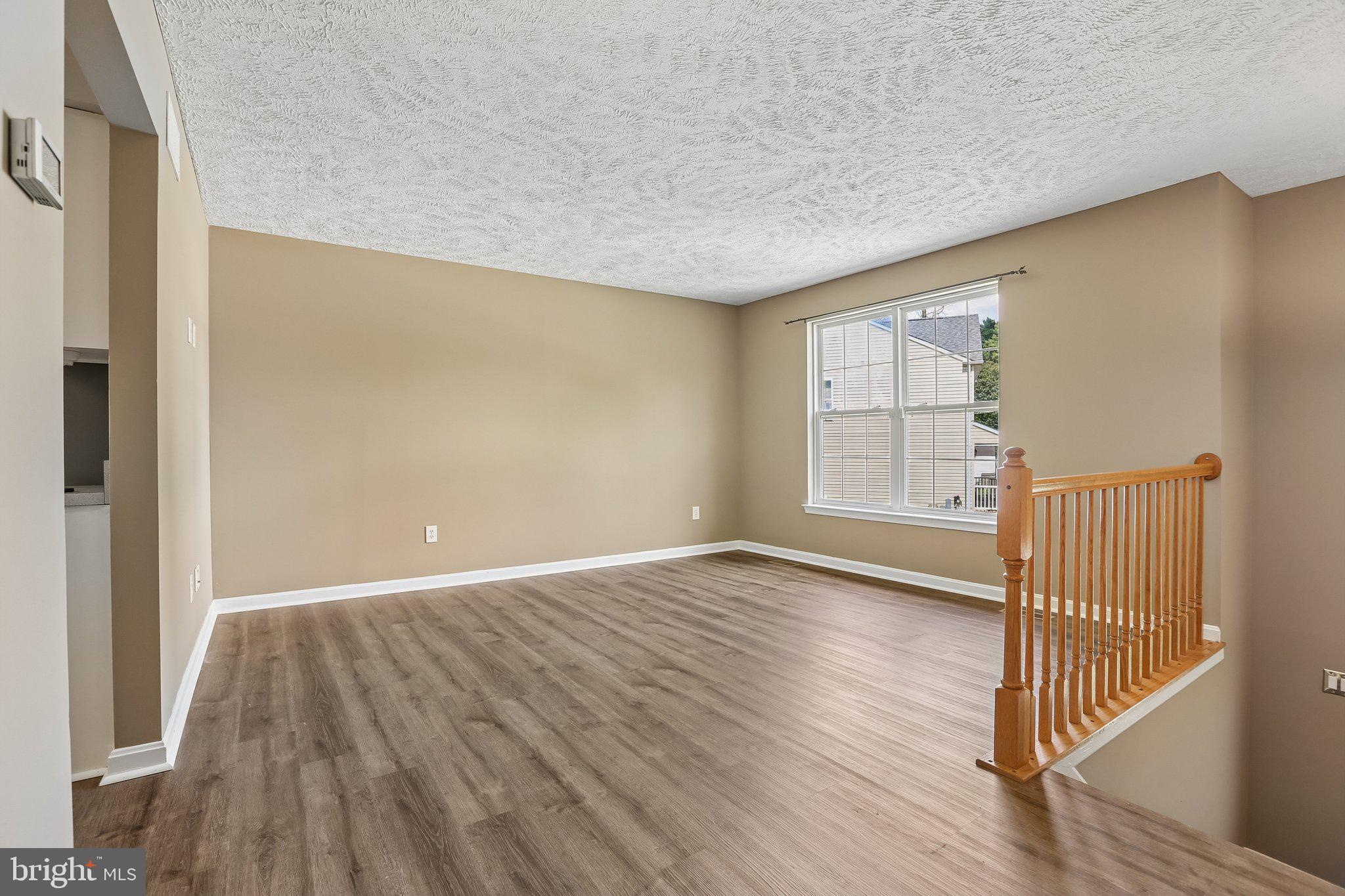 905 LAUREN WAY