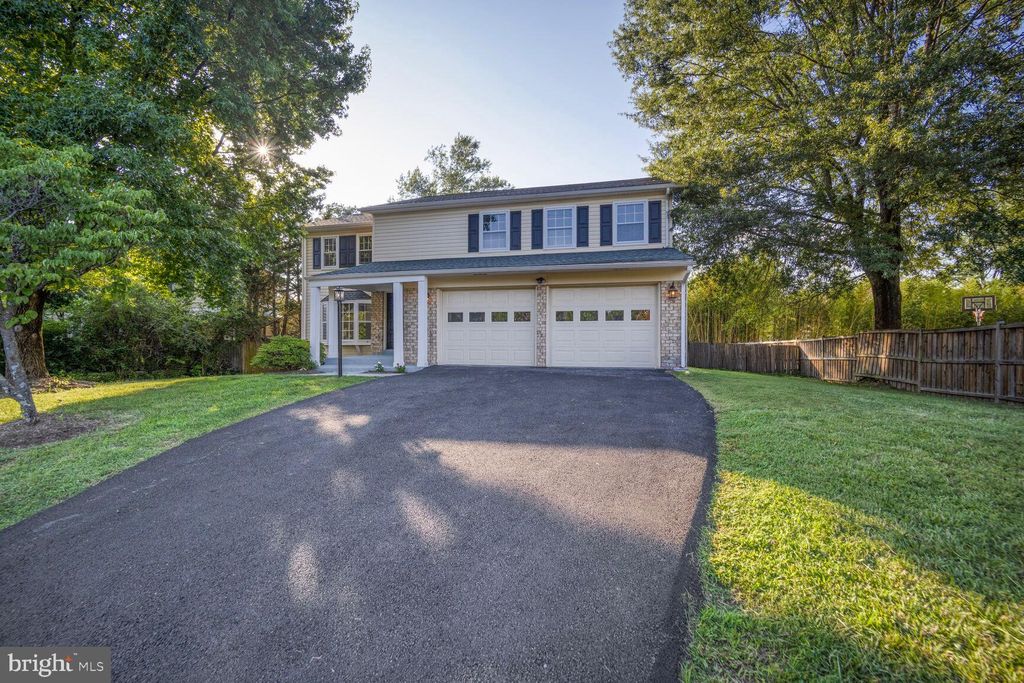 Photo of 13802 Poplar Tree Road, CHANTILLY, VA 20151 (MLS # VAFX2254794)