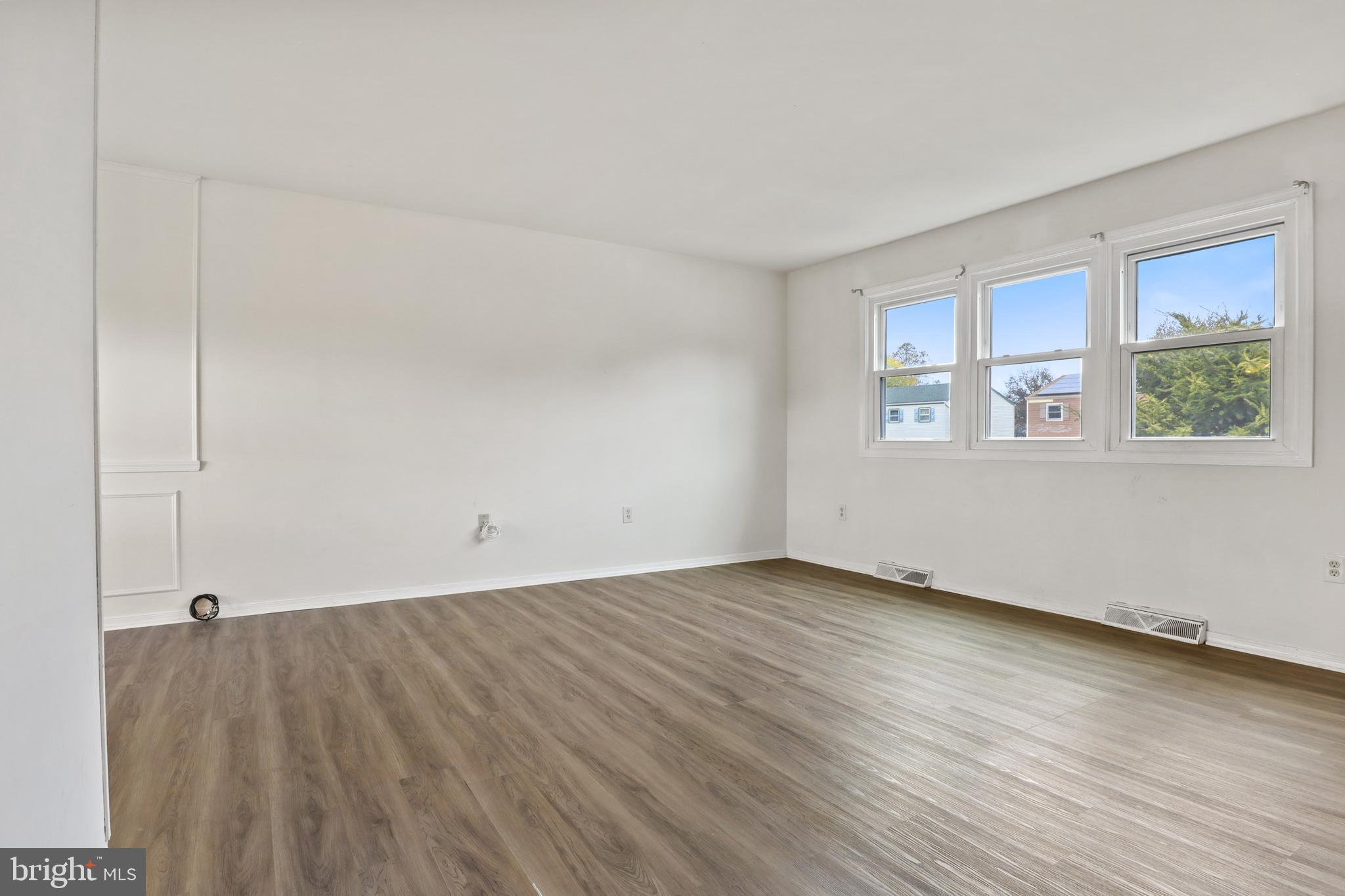 4 E SCHOOLSIDE DRIVE