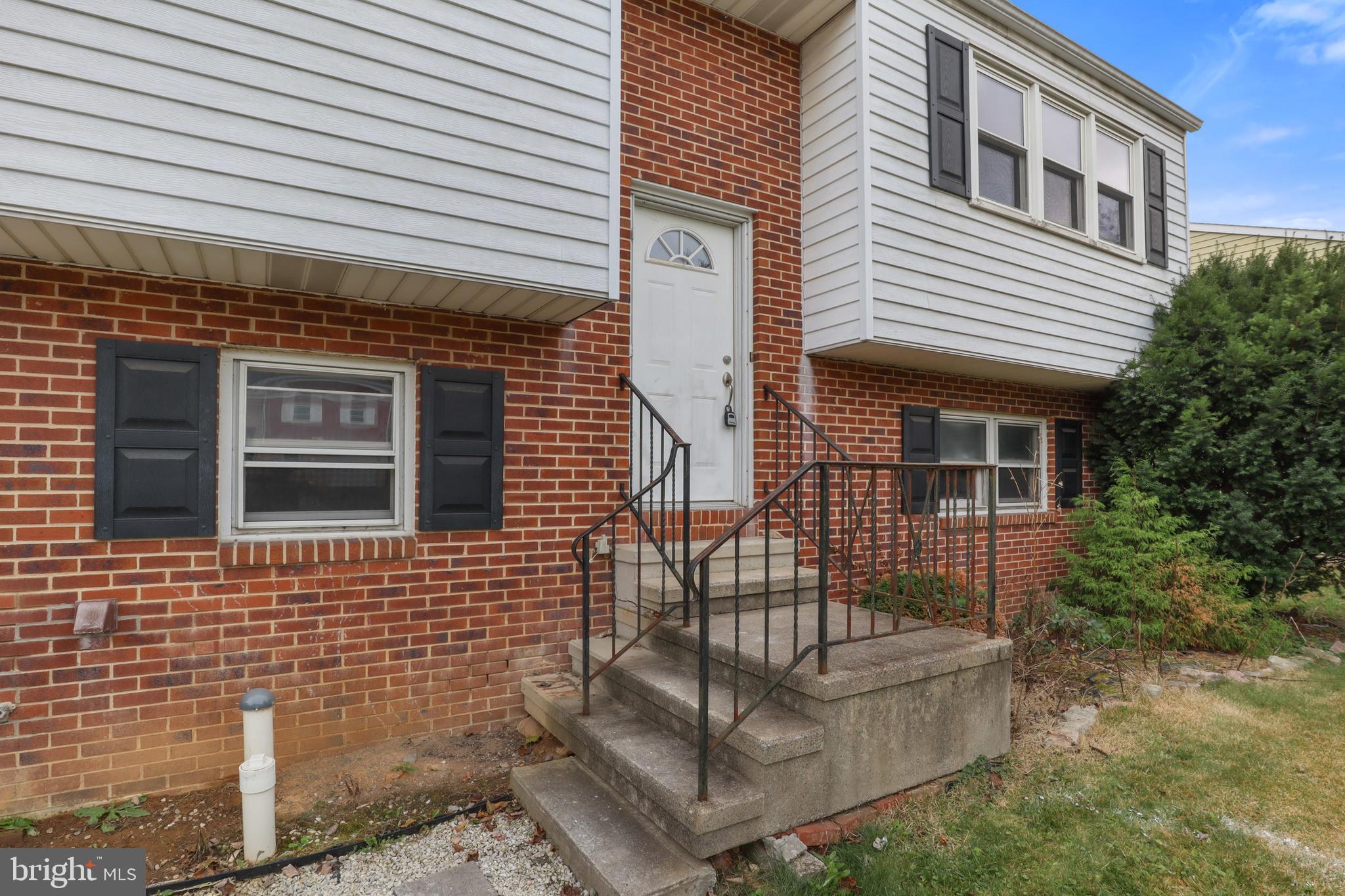 4 E SCHOOLSIDE DRIVE