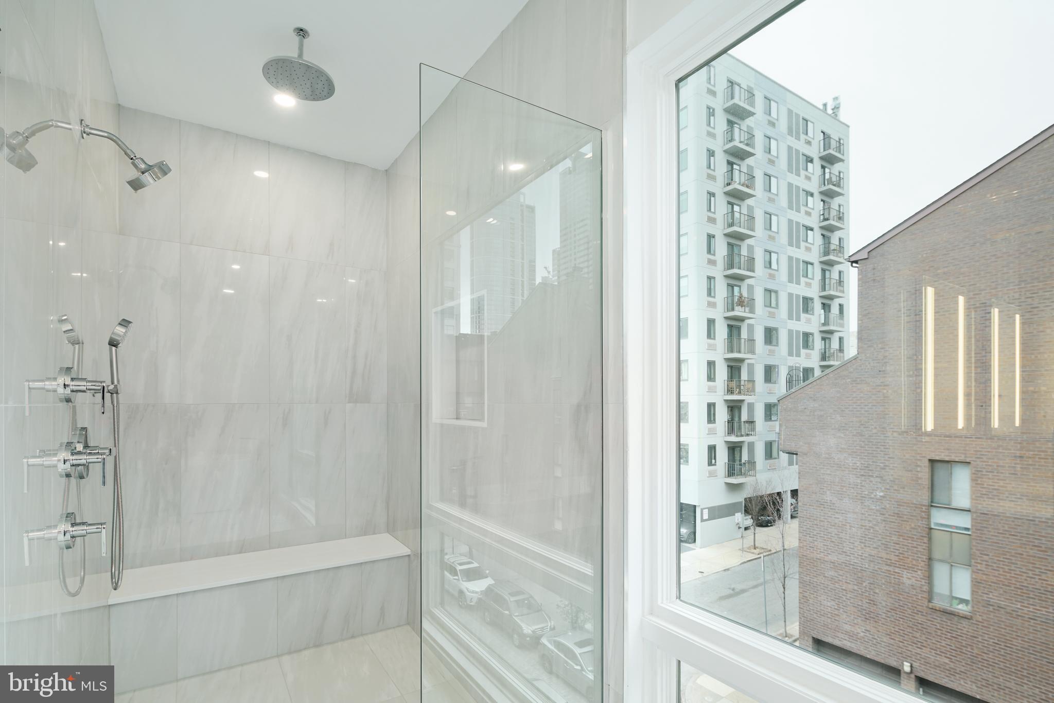 LOGAN SQUARE - Residential