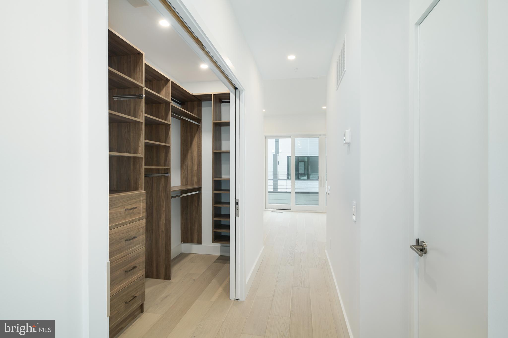 LOGAN SQUARE - Residential