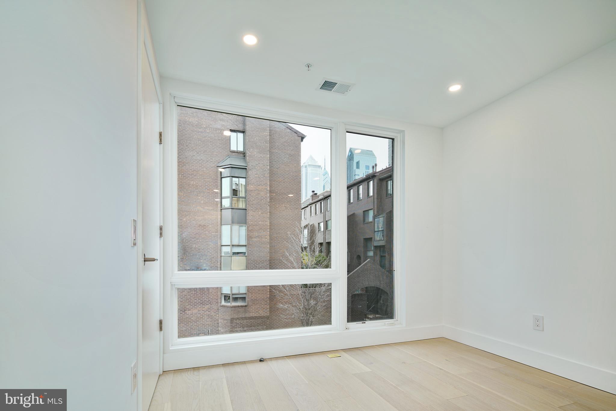 LOGAN SQUARE - Residential