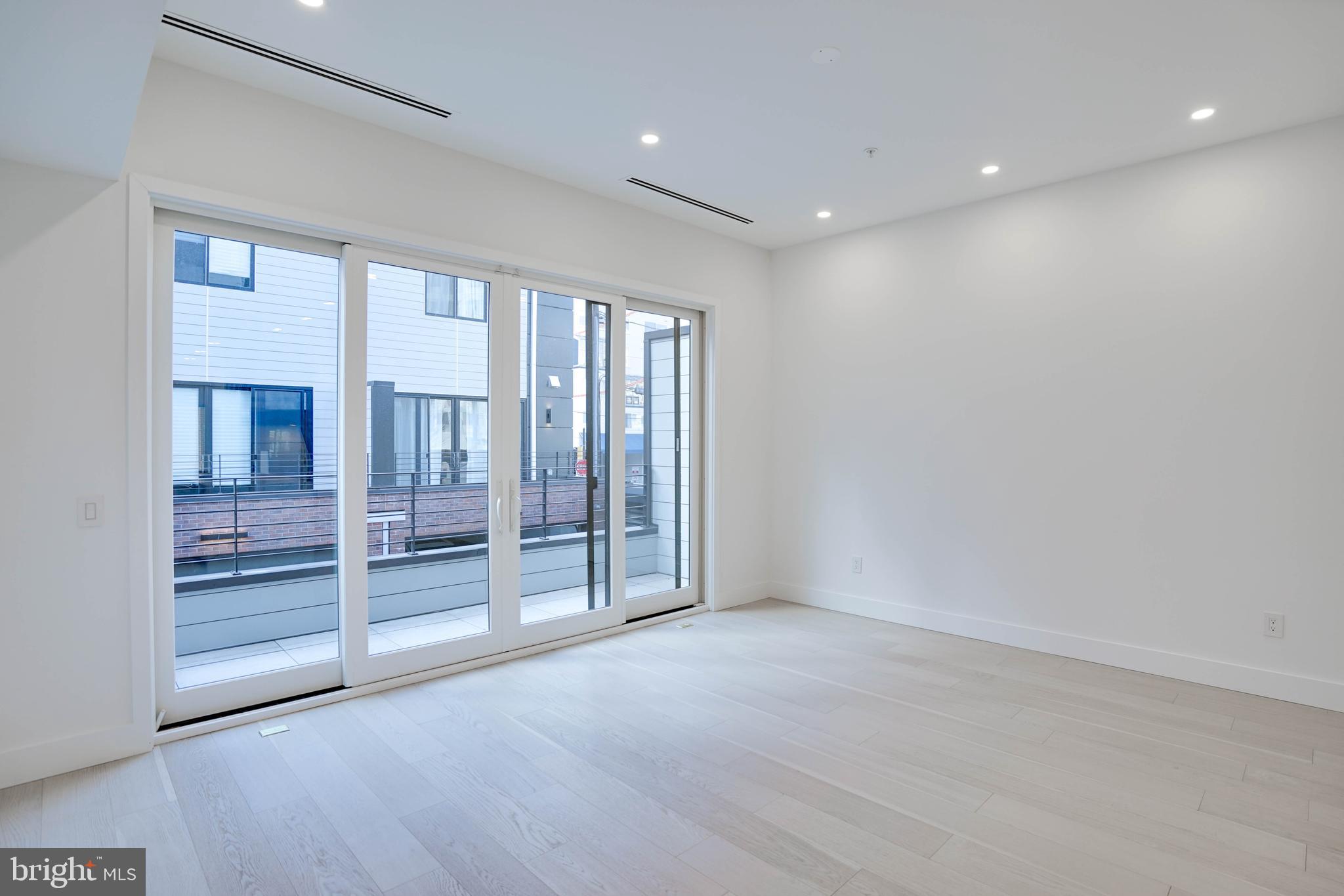 LOGAN SQUARE - Residential