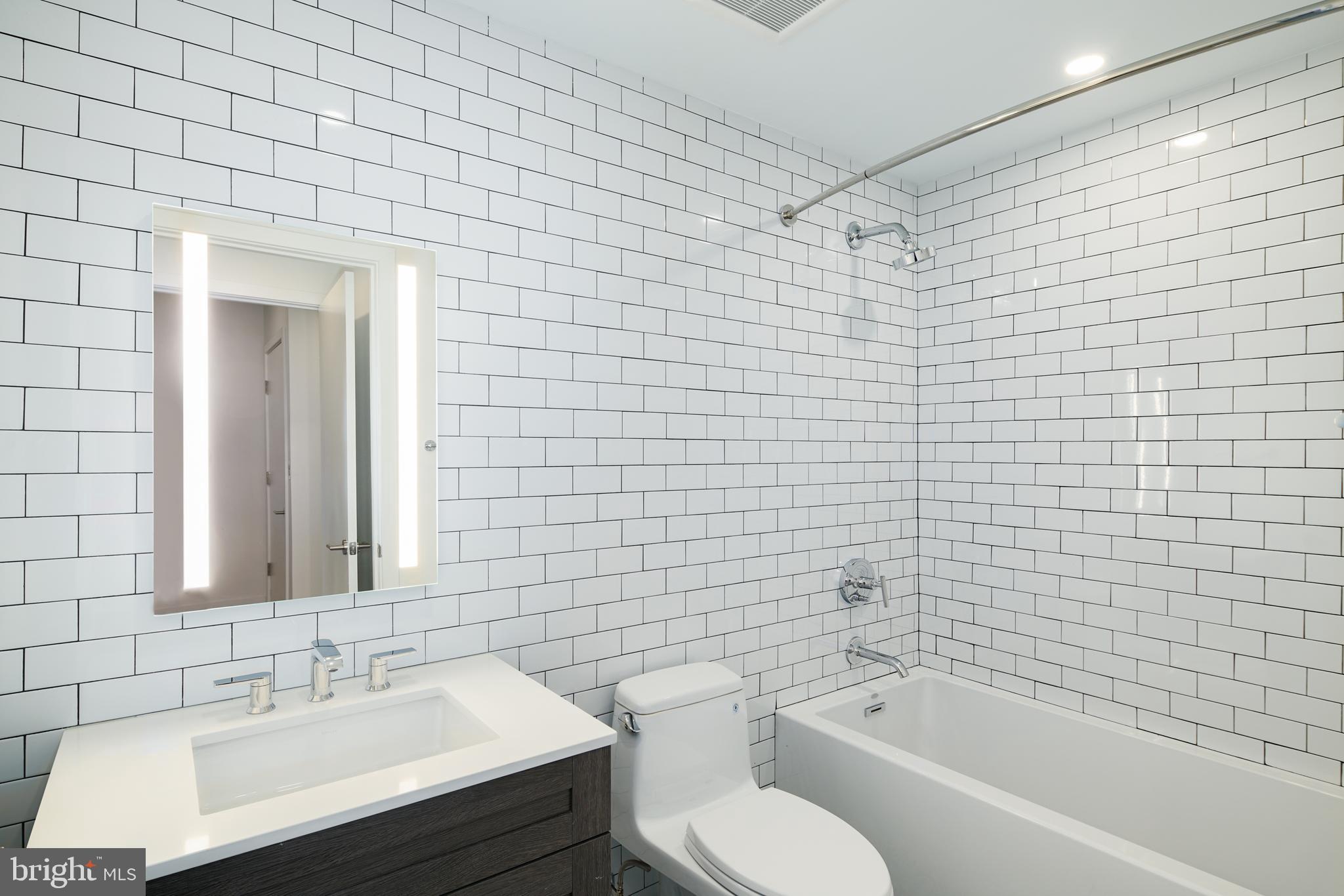 LOGAN SQUARE - Residential