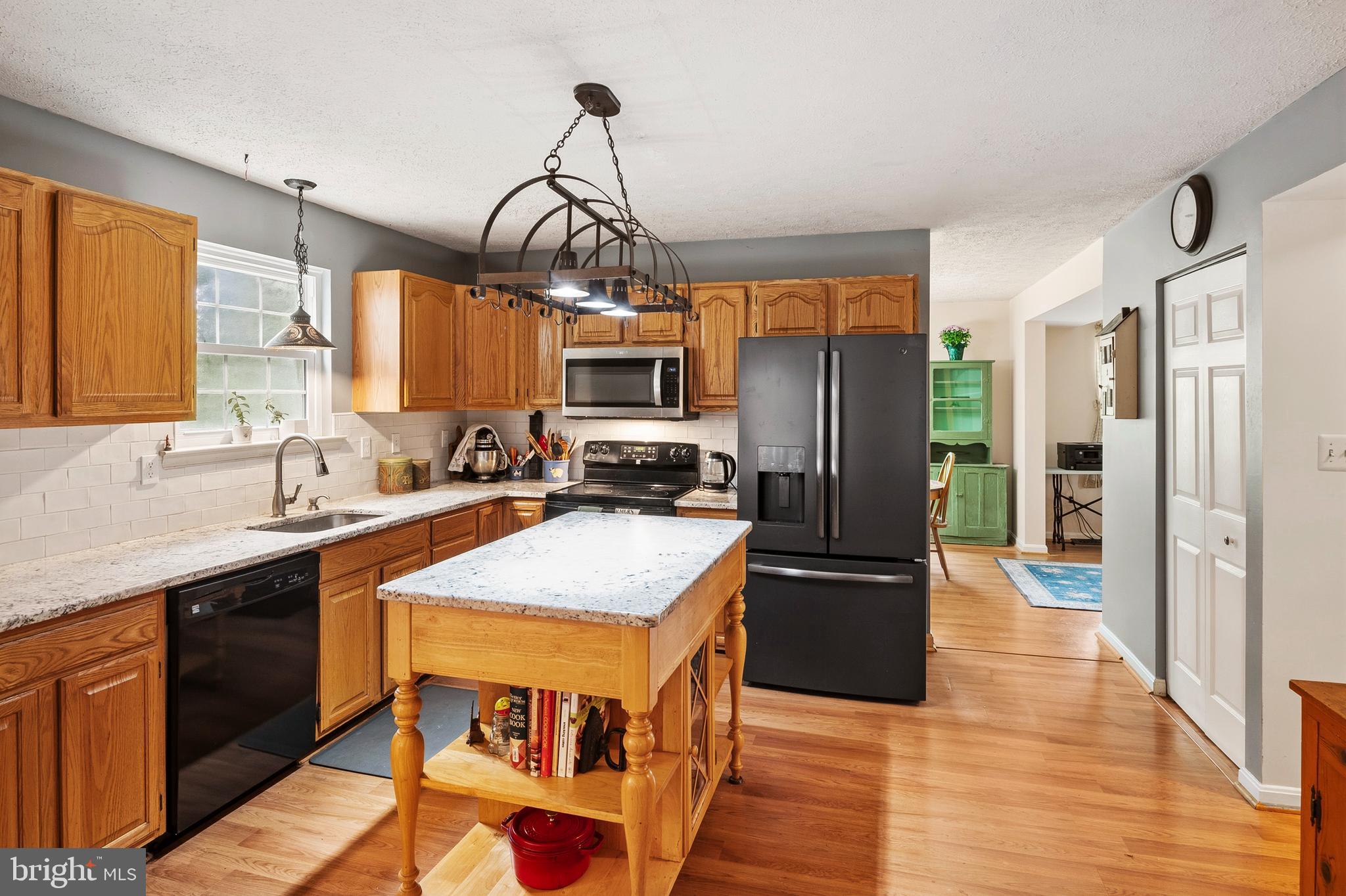 LINDSAYS CHOICE - Residential