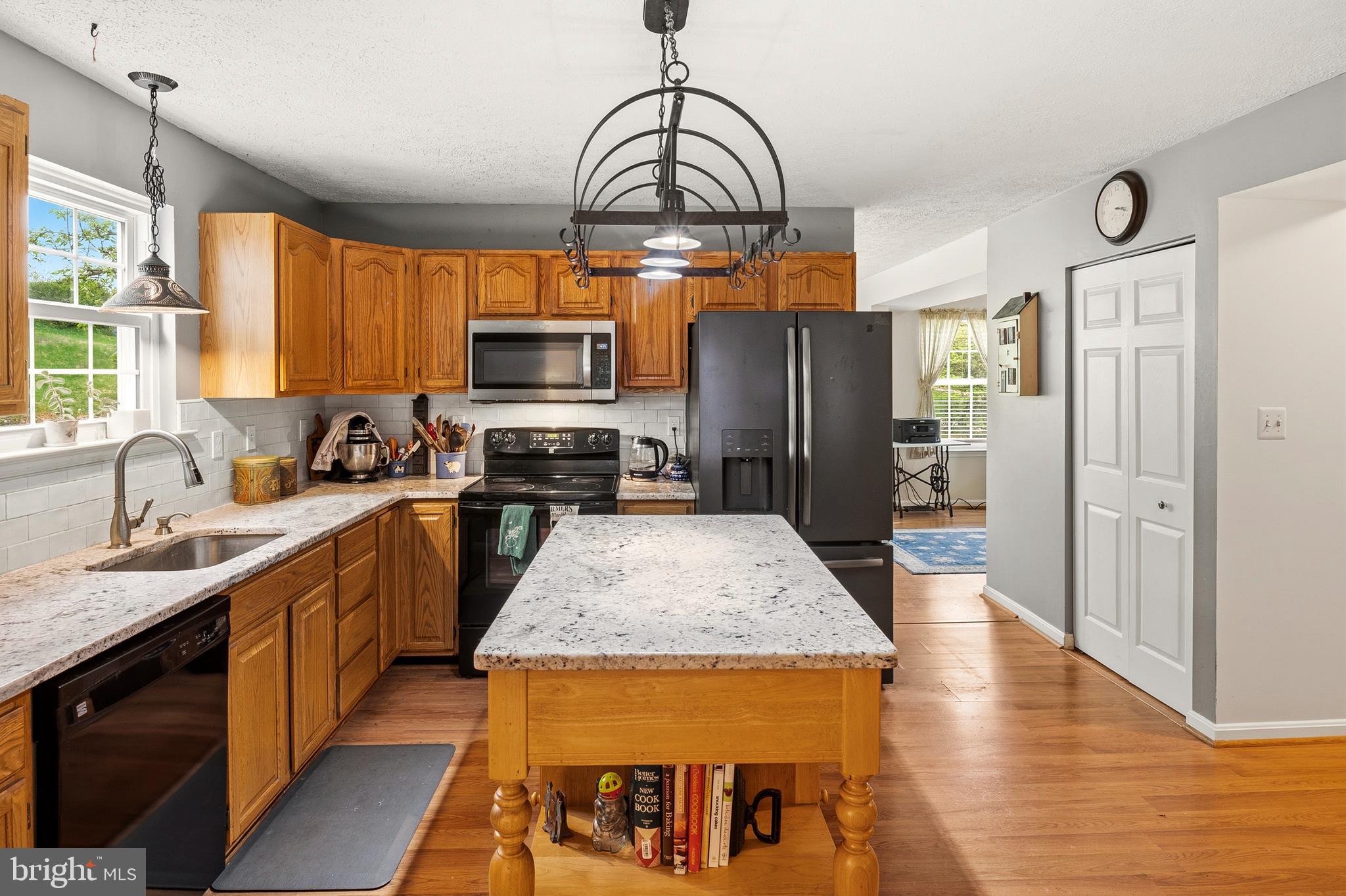 LINDSAYS CHOICE - Residential