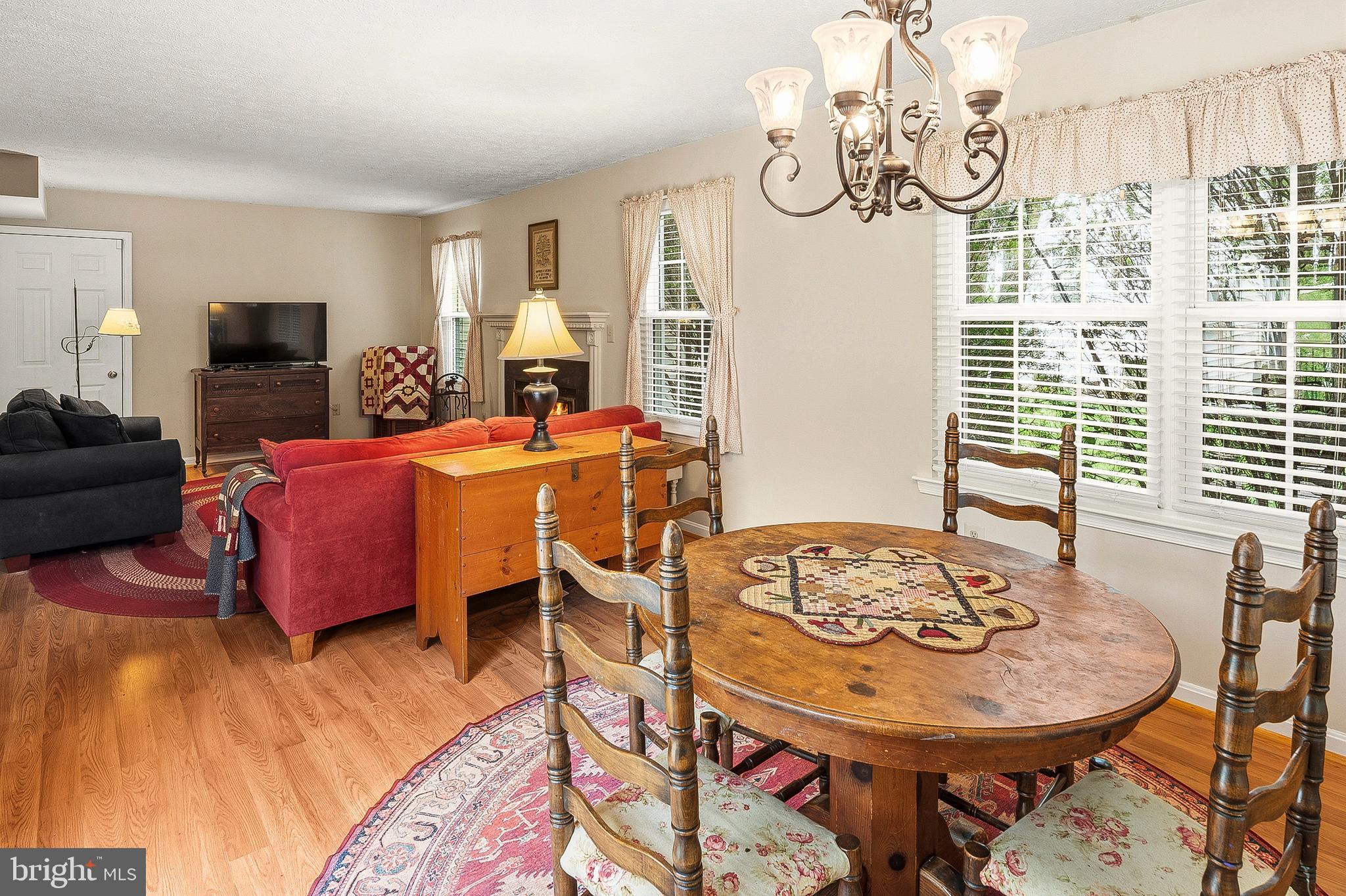 LINDSAYS CHOICE - Residential