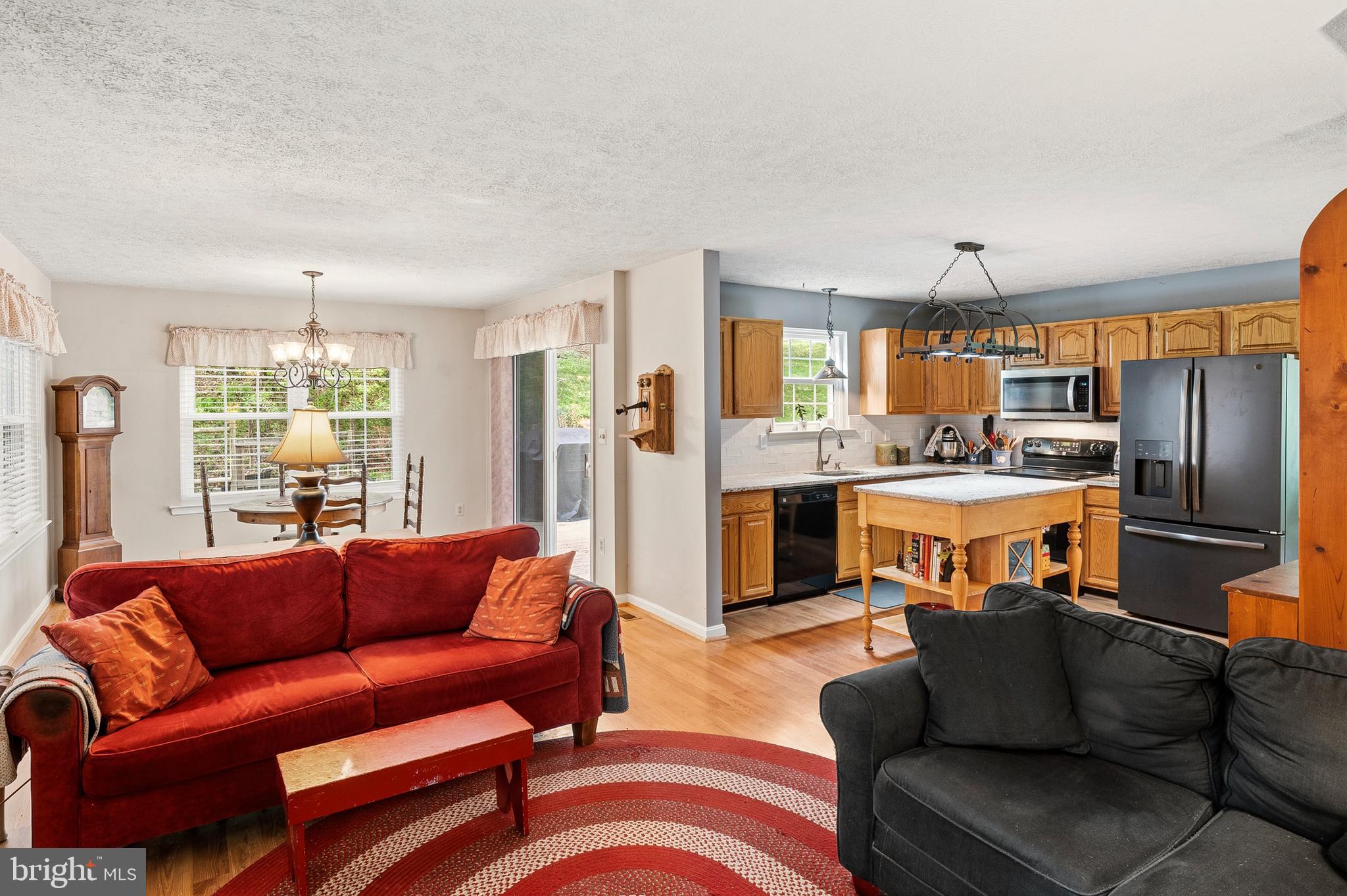 LINDSAYS CHOICE - Residential