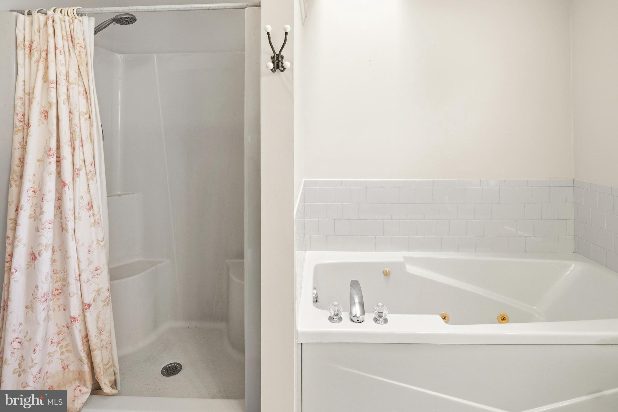 LINDSAYS CHOICE - Residential