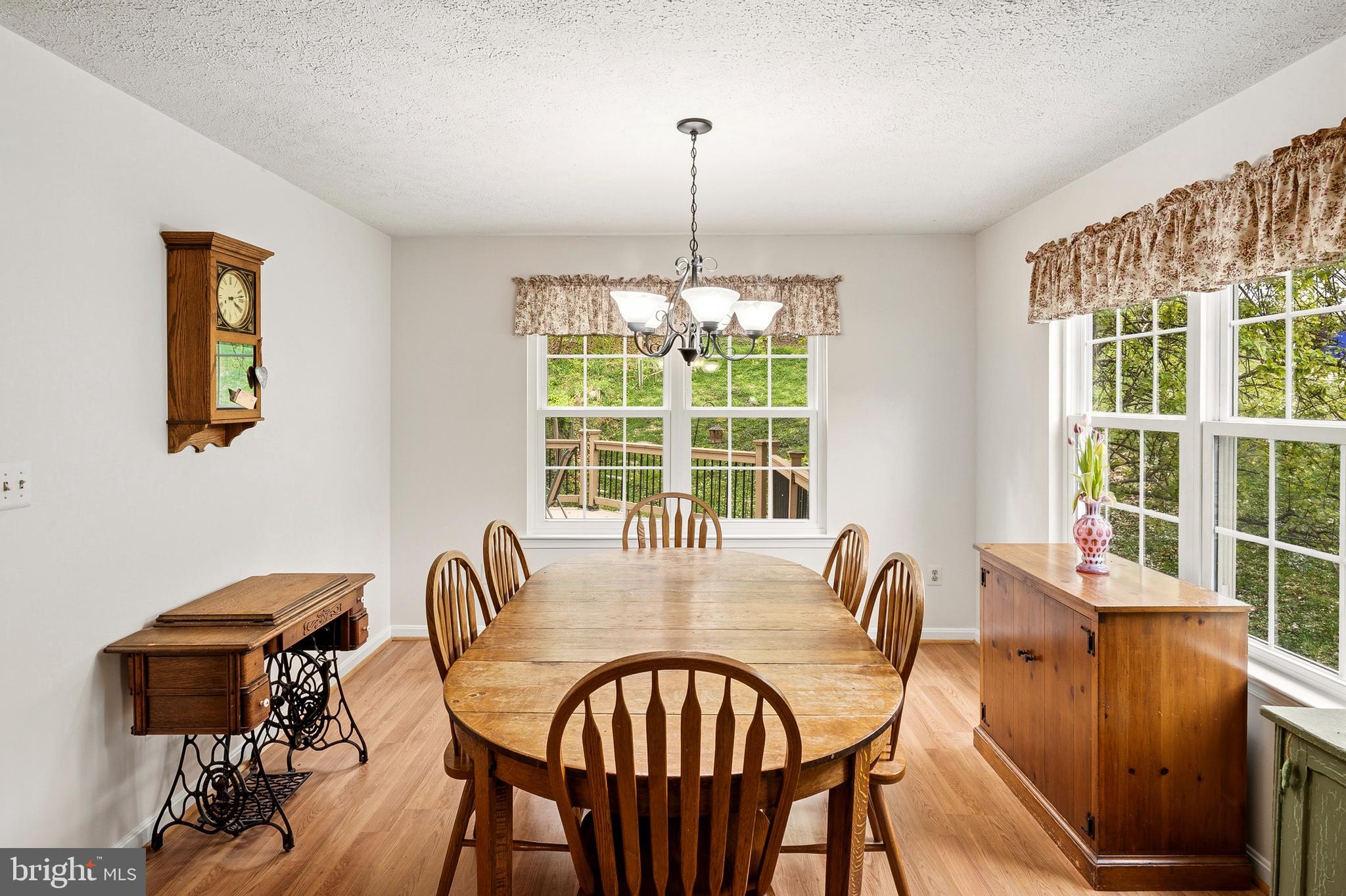 LINDSAYS CHOICE - Residential