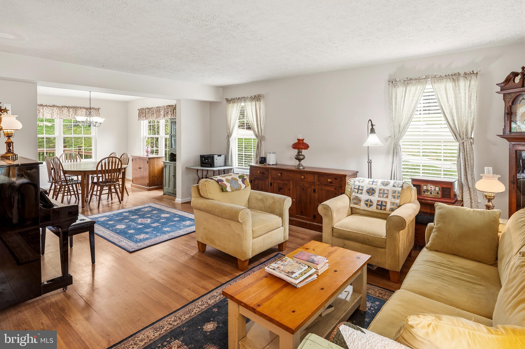 LINDSAYS CHOICE - Residential