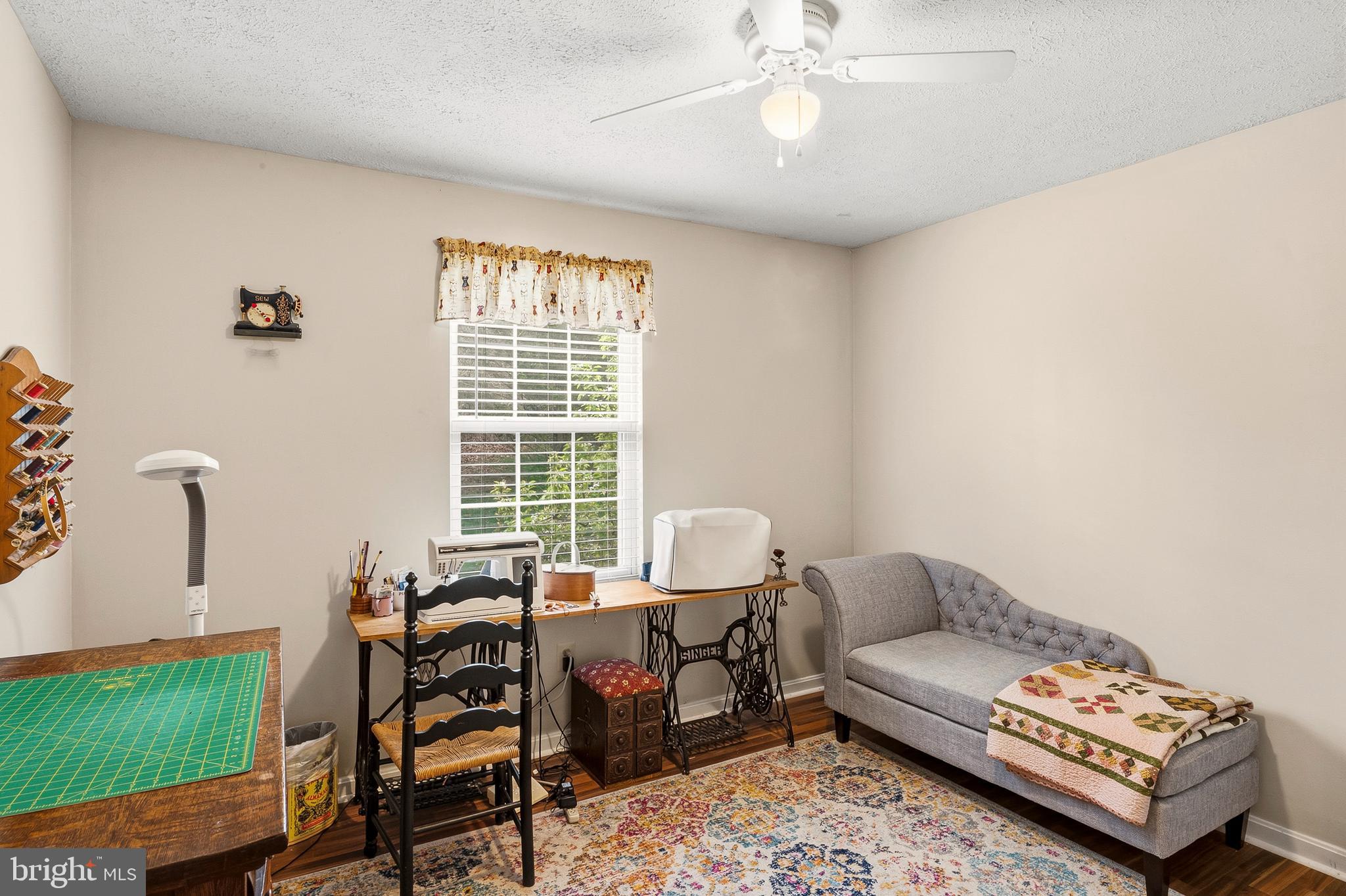 LINDSAYS CHOICE - Residential