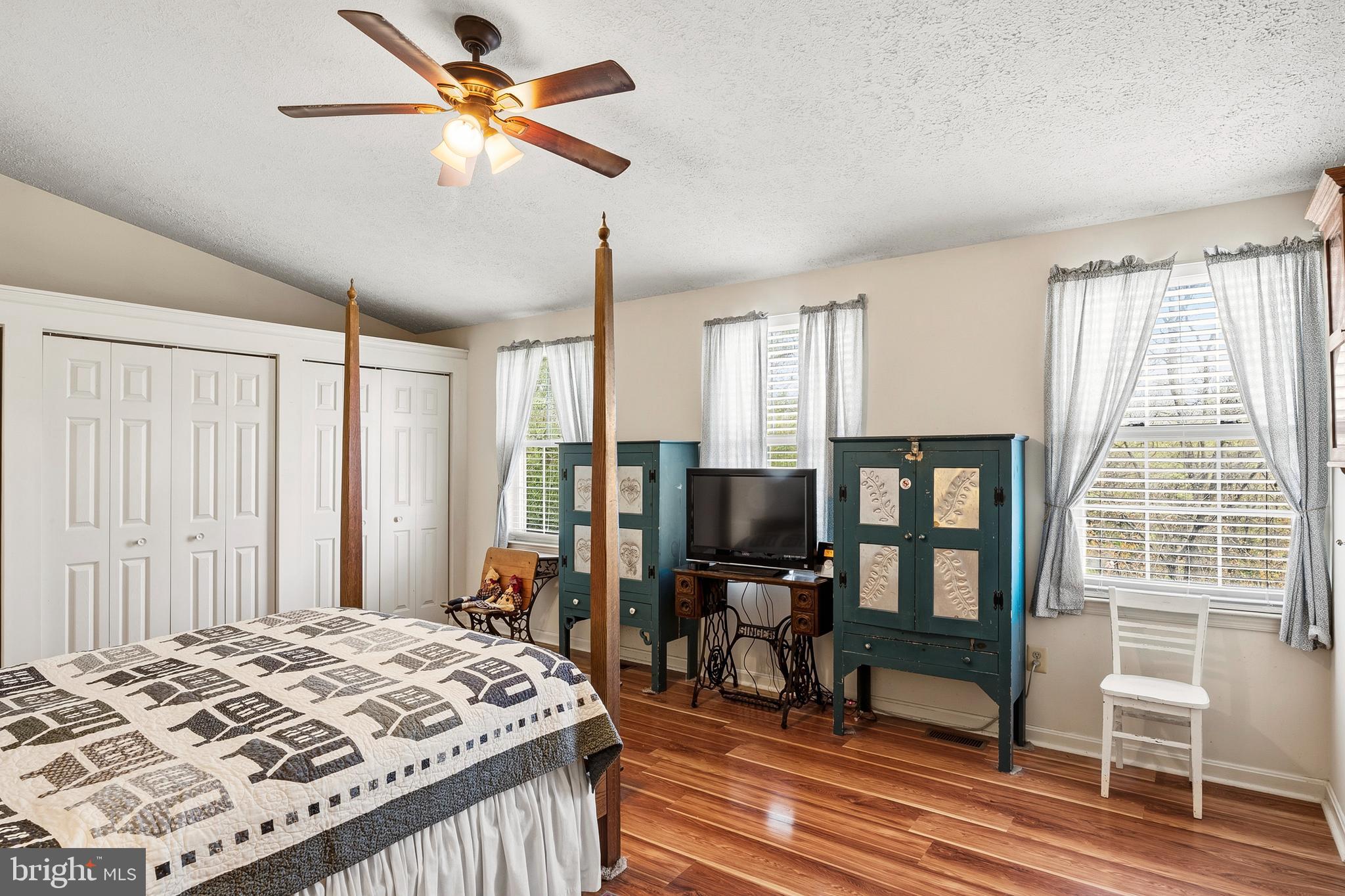 LINDSAYS CHOICE - Residential