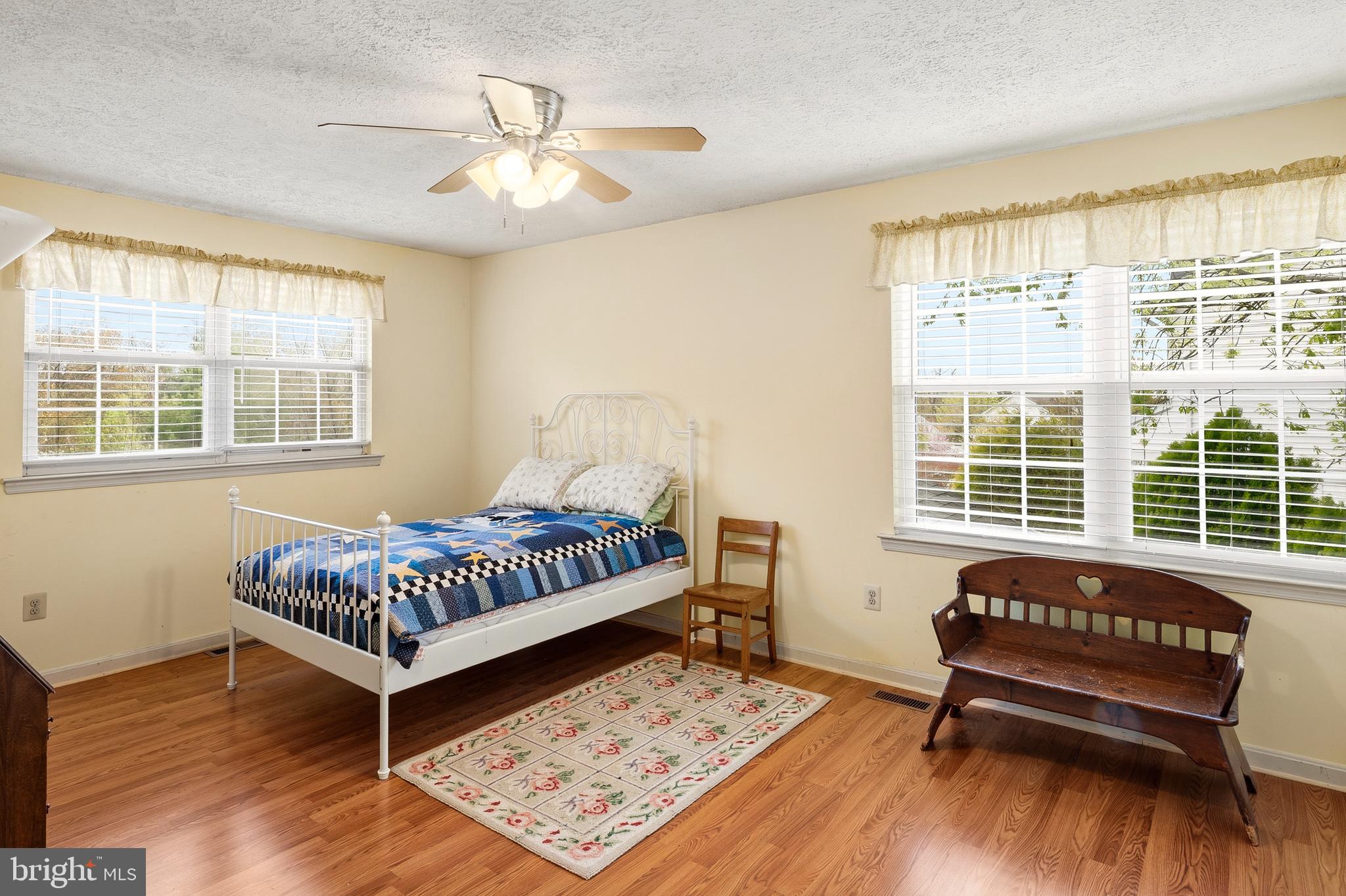 LINDSAYS CHOICE - Residential