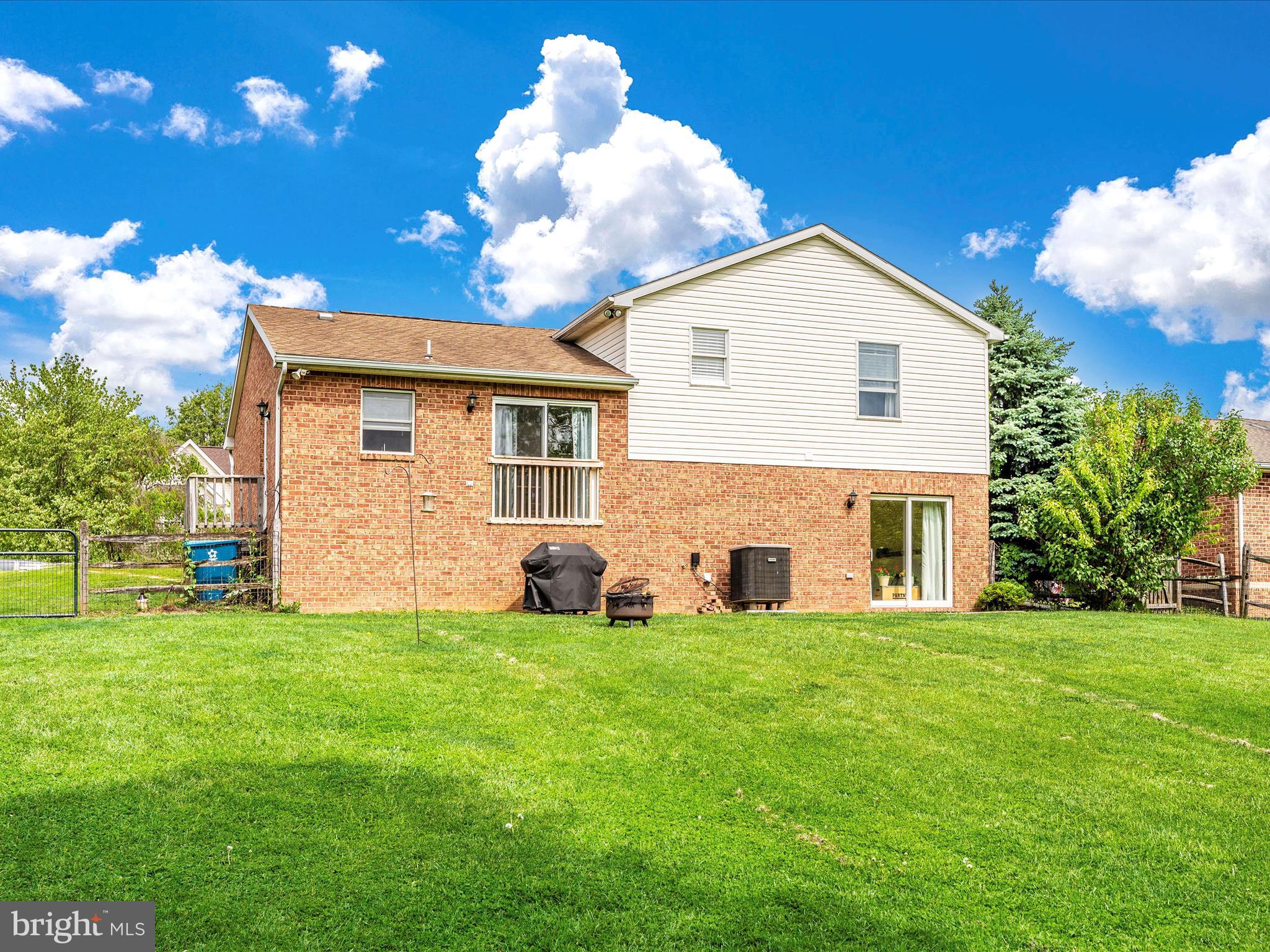 WHISPERING HILLS - Residential