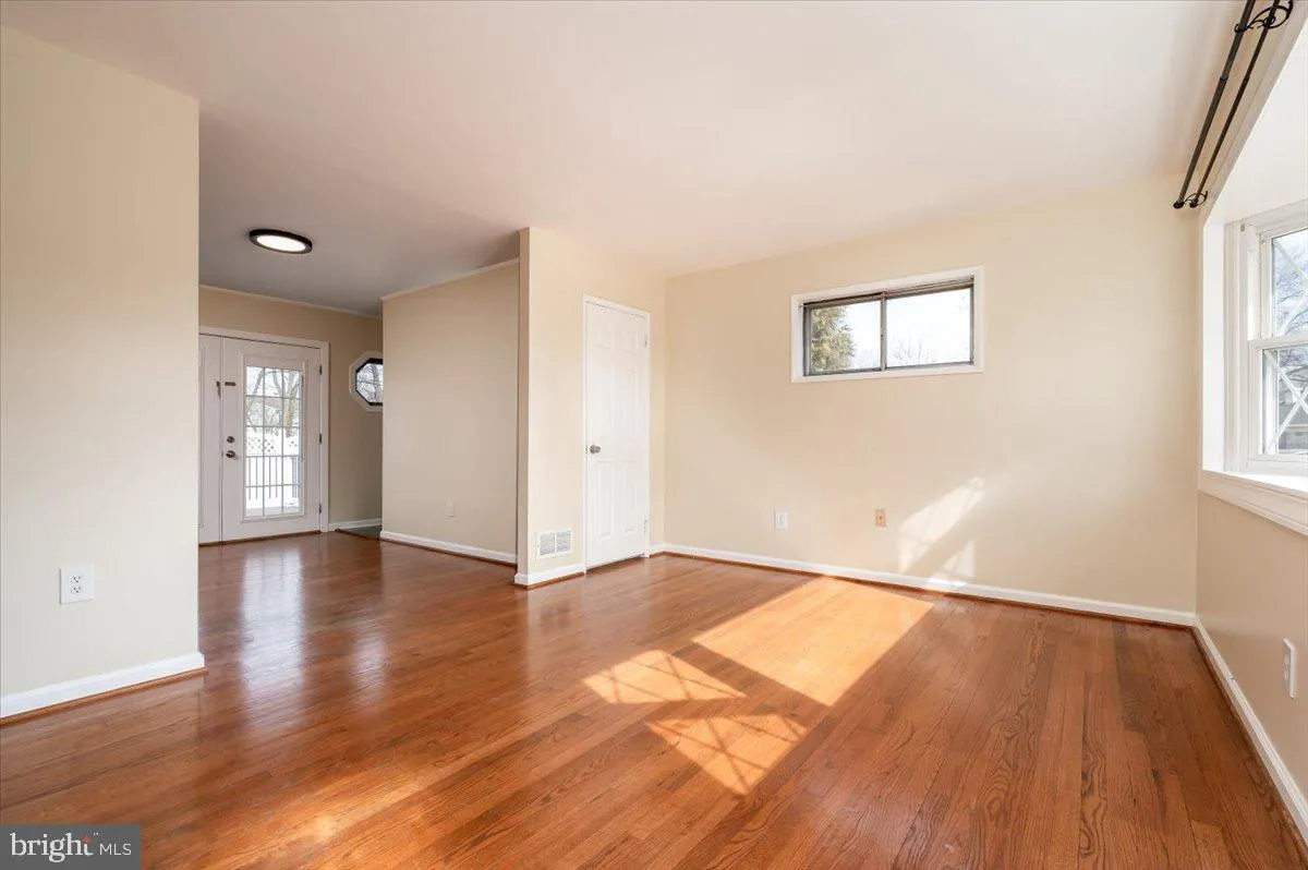 Glen Burnie, Maryland 21061, United States, 3 Bedrooms Bedrooms, ,2 BathroomsBathrooms,Residential,Pending,6406