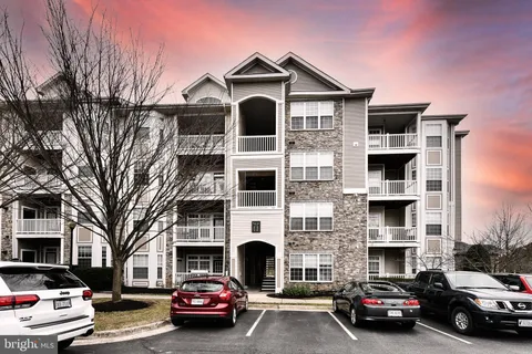 512 Sunset View Terrace SE Unit 406, Leesburg, VA MLS: VALO2115026