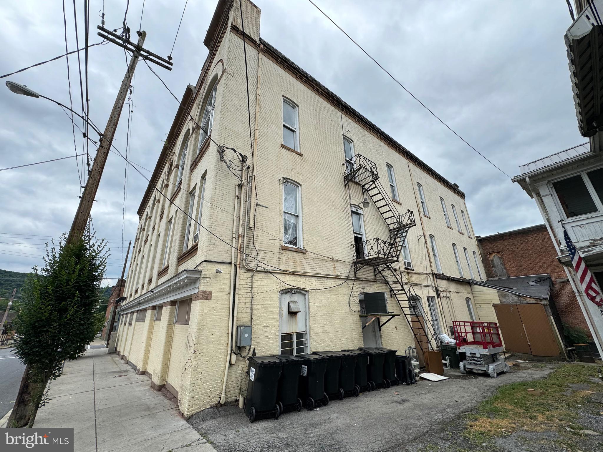 Main image without alt text