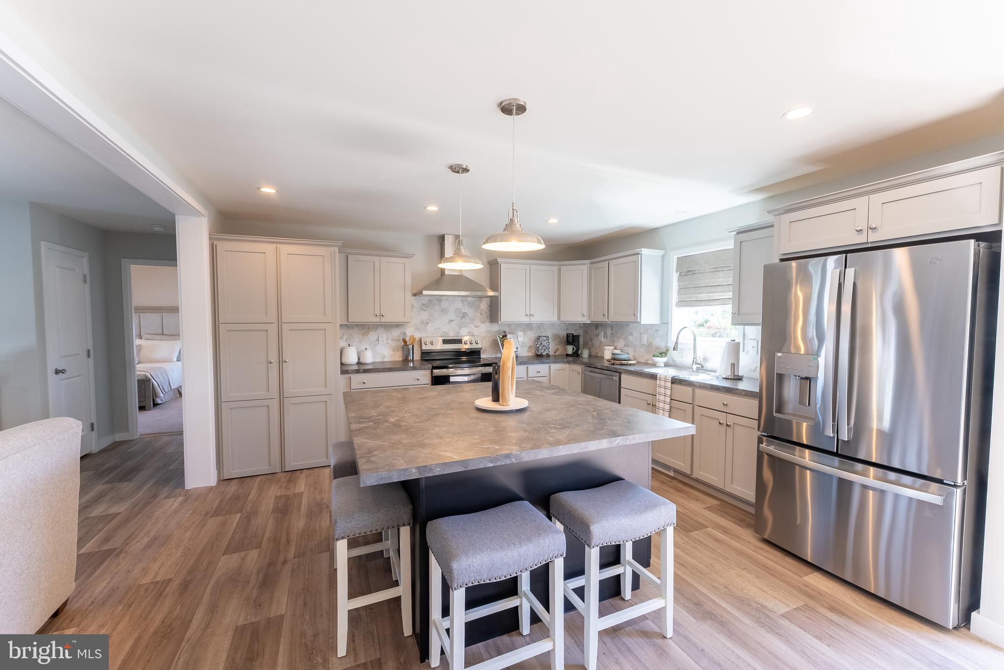 CAPTAIN'S COVE - Residential