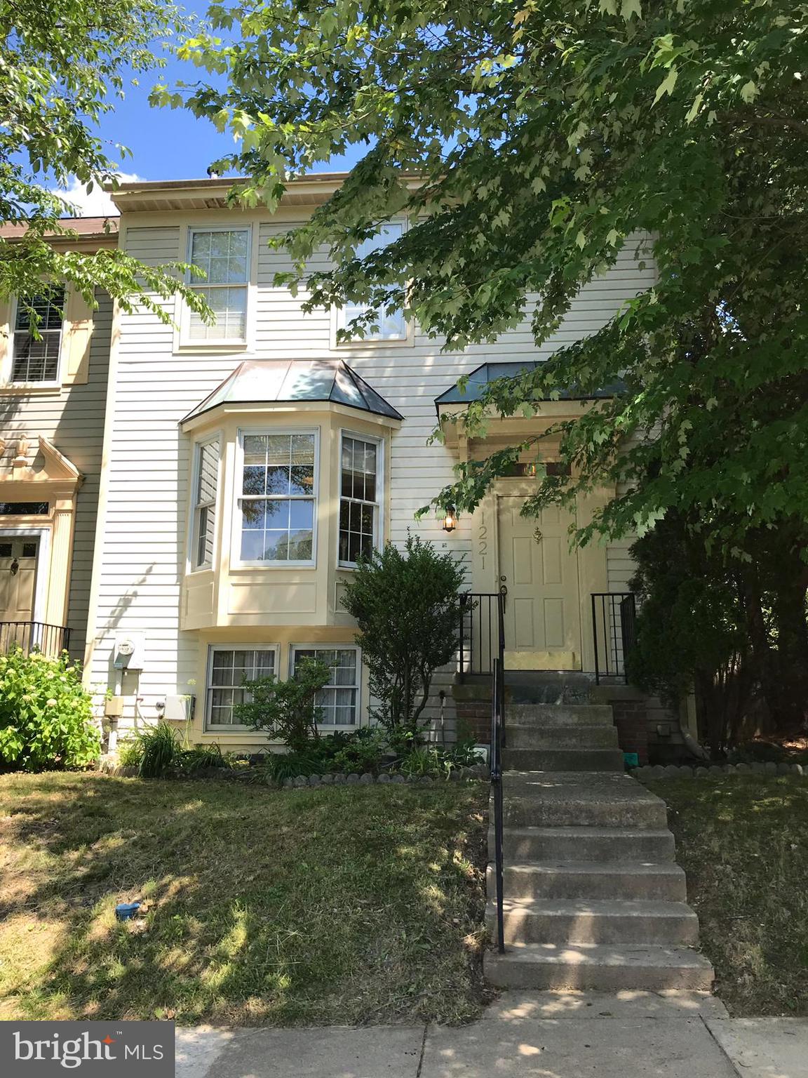 BEAUTIFUL END UNIT, 2ND LARGEST UNIT IN COMMUNITY. HUGE FULLY FENCED BACKYARD. FULLY PAINTED, VARPET PROFESSIONALLY CLEAN
Kitchen Bay Window. 3 Full Bathrooms and 1/2 on Main Level. Walkout Basement thru stairs. Basement has a BONUS ROOM. is huge, sunny. Interior Fully painted, Bathrooms and Kitchen In great condition. Pet deposit non refundable.
Each pet application will be reviewed case by case.