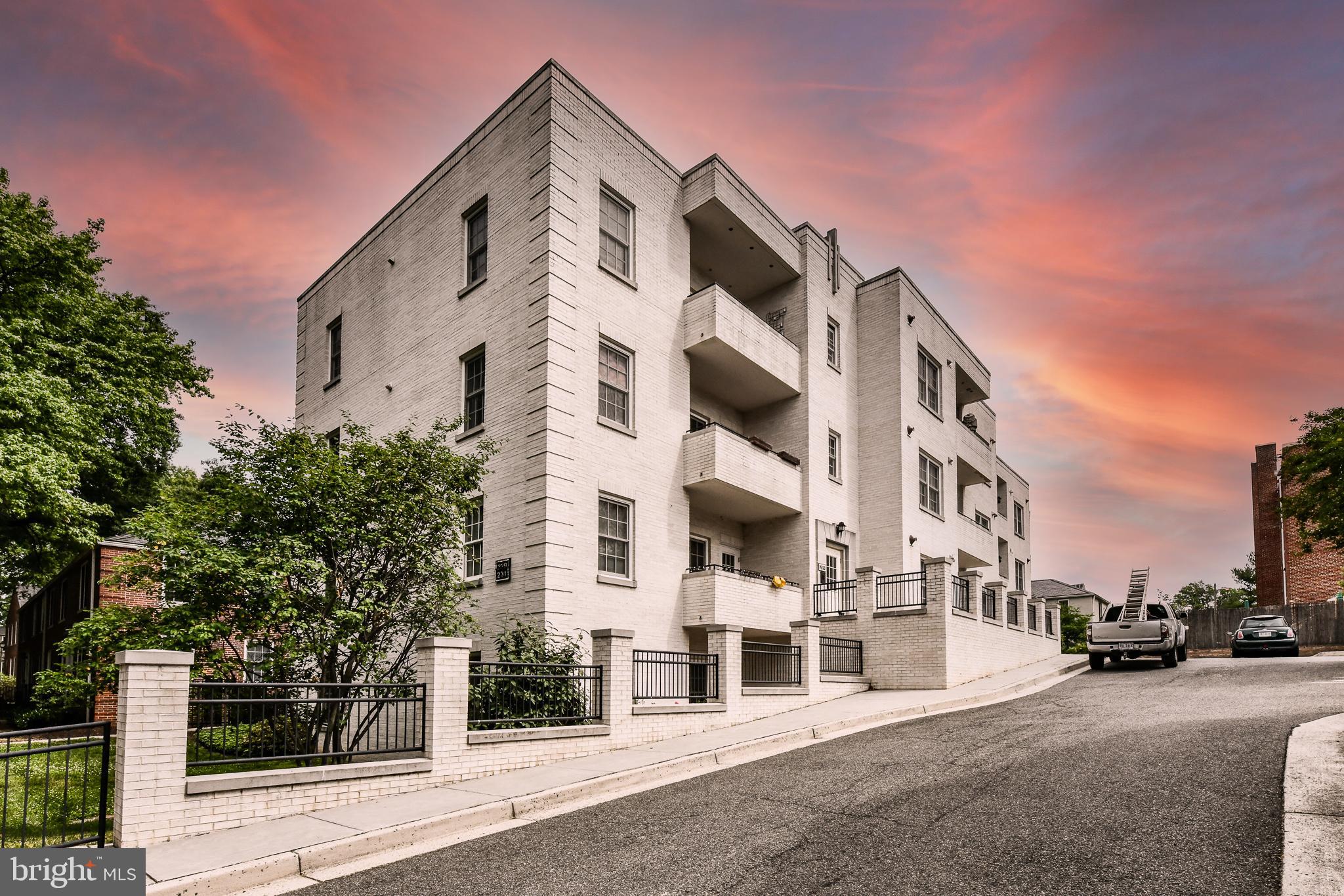 GATEHOUSE CONDOMINIUM - Residential Lease